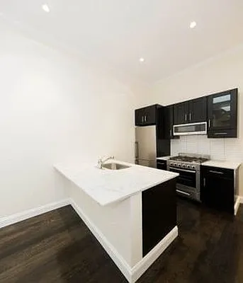 Rented by Icon Realty Management | media 32