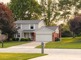 2082 Cumberland Rd, Rochester Hills, MI 48307