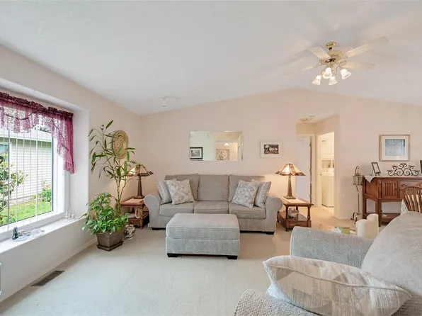 128 Camas Ln, View Royal, BC V9A 7M2