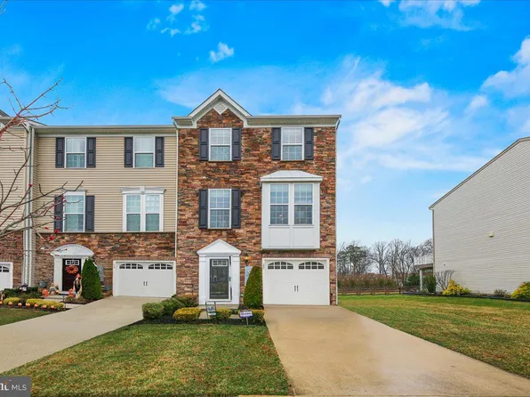 56 Village Green Ln, Sicklerville, NJ 08081