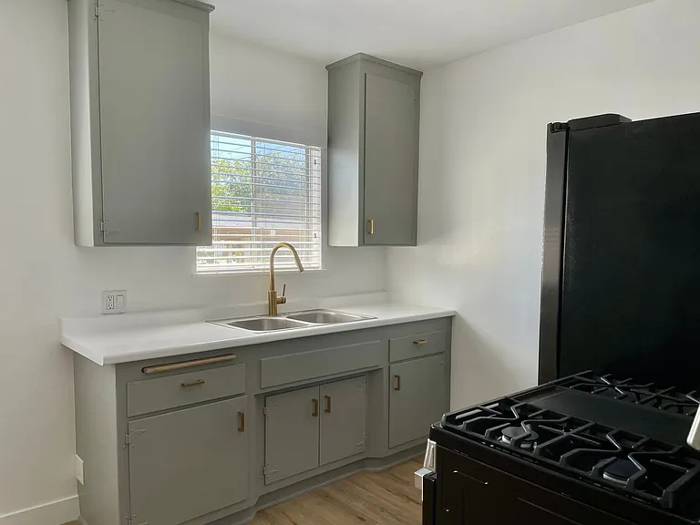 2604-2606 S Aviation Blvd — Photo 3