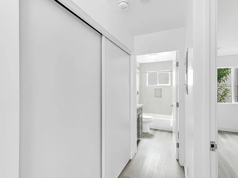 2747 S Mansfield Ave — Photo 4