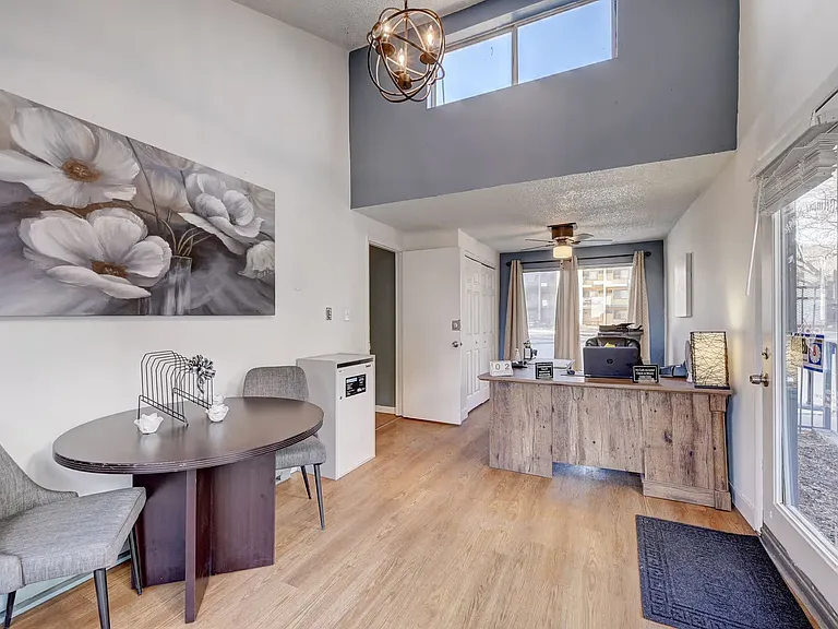 Sunstone Apartments — Photo 11