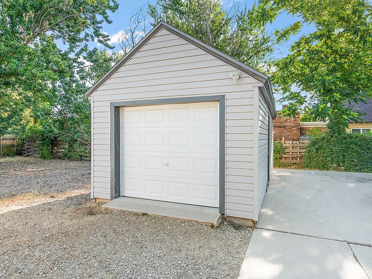 4426 W Irving St — Photo 32