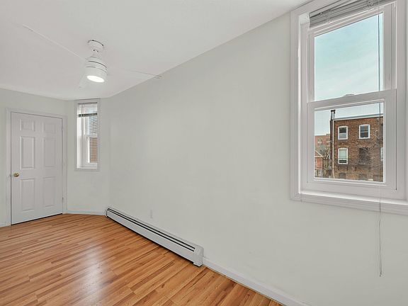 3rd image of 811 Montgomery St APT 2L