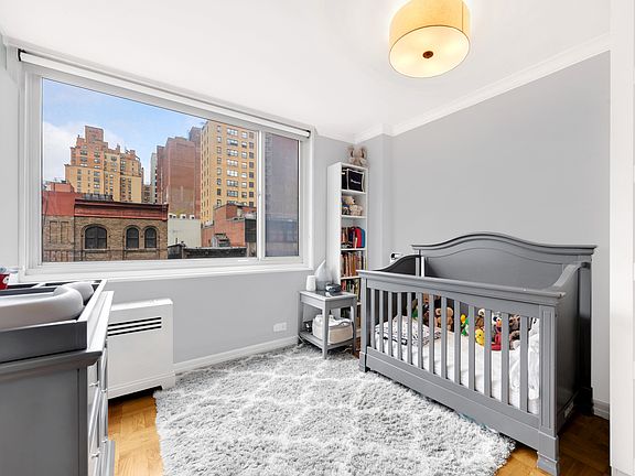 5th image of 6E Manhattan Ave