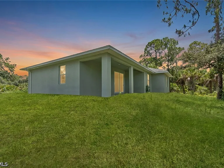 208 Clover Ave — Photo 15