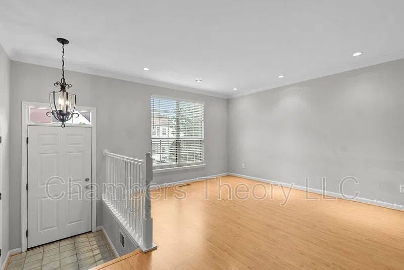 3 bed, 4.0 bath, 1360 sqft, $3,400 — Photo 4