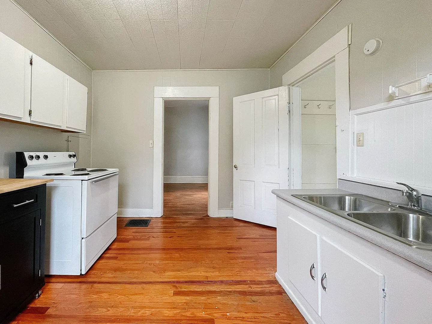 2 Bedroom Home with Natural Light and Extra Storage, Close to Campus: In-Unit Washer/Dryer + LOFT — Photo 4