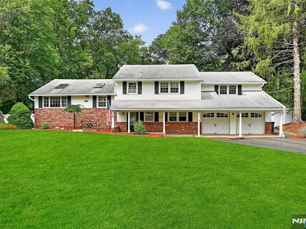 820 Clauss Ln, River Vale, NJ 07675