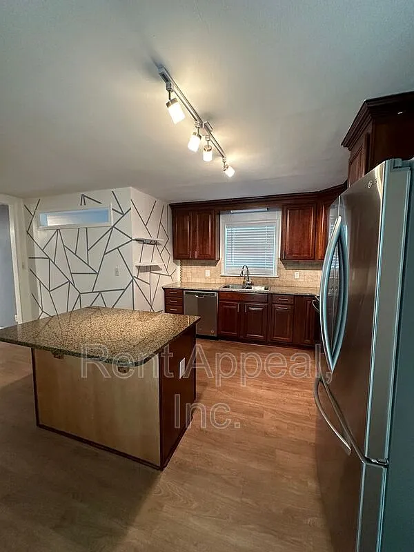 3 bed, 2.0 bath, 1379 sqft, $1,800 — Photo 3