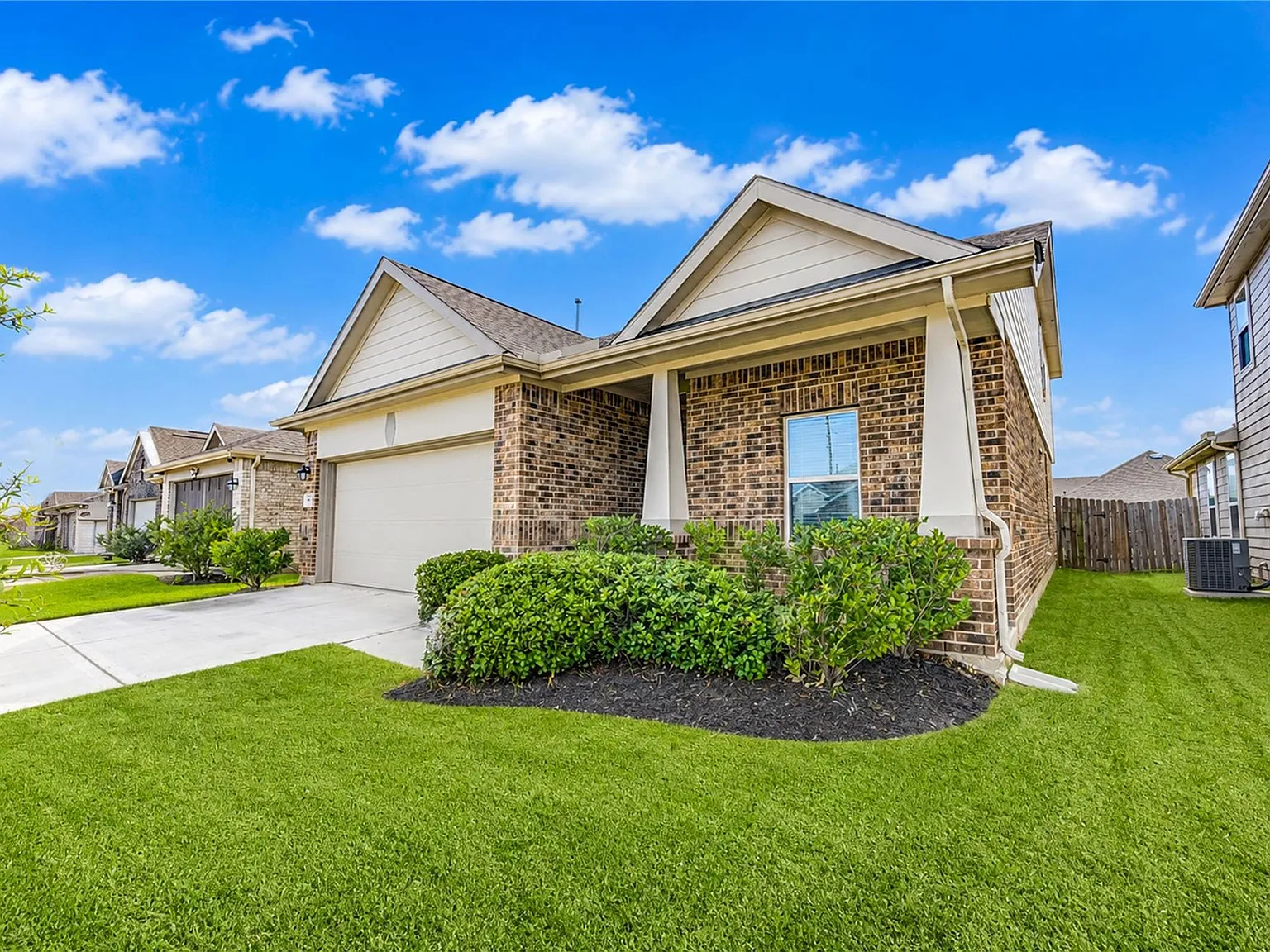4 bed, 2.5 bath, 2506 sqft, $2,375 — Photo 2