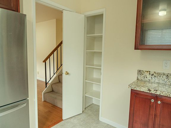 5th image of 120 Amber Oak Ct