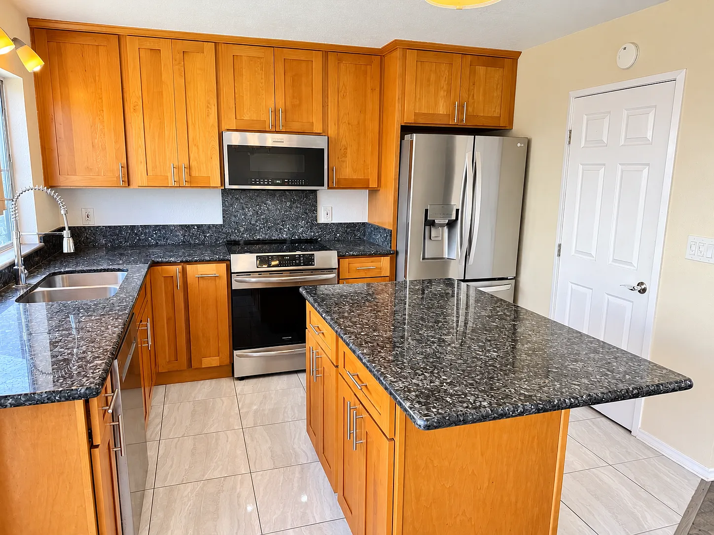3 bed, 1137 sqft, $3,800 — Photo 4