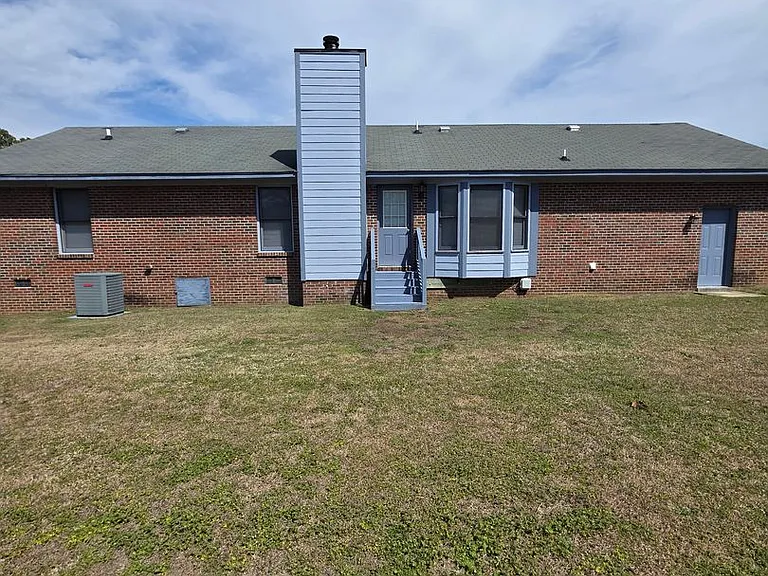 513 Roundtree Dr — Photo 2