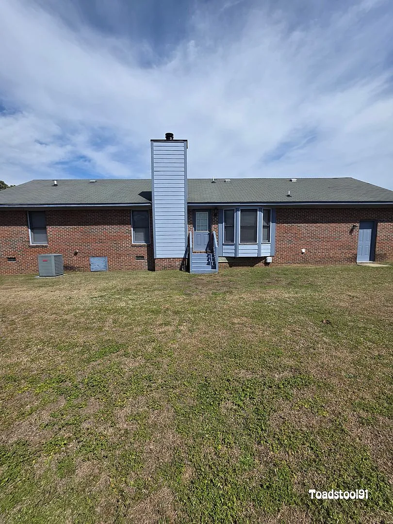 Building Photo - 513 Roundtree Dr