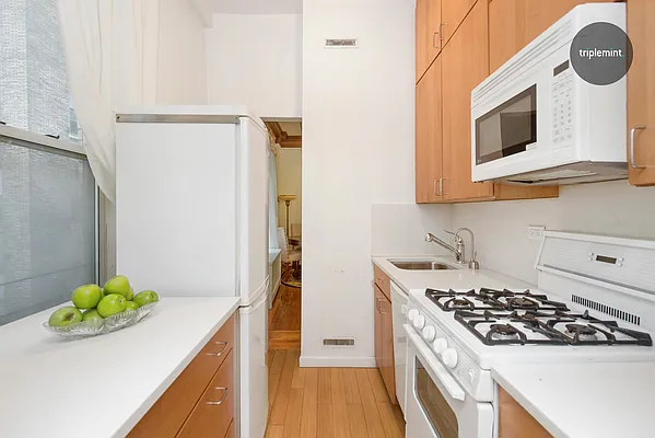 Sold by Triplemint | media 8
