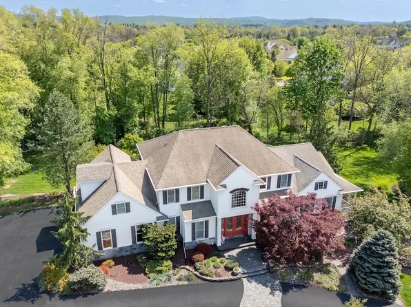 4450 Pond View Ct, Bethlehem, PA 18020