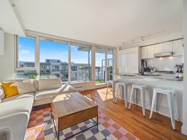 188 Keefer St #Penthouse 9, Vancouver, BC V6A 0E3