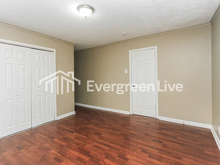 511 S Graham Ave — Photo 4