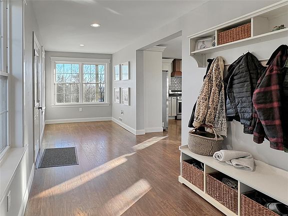 5th image of 212 Melrose St