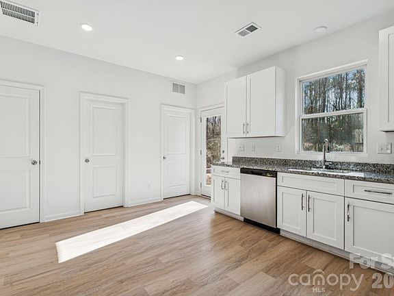 3rd image of 709 Hillsdale Dr