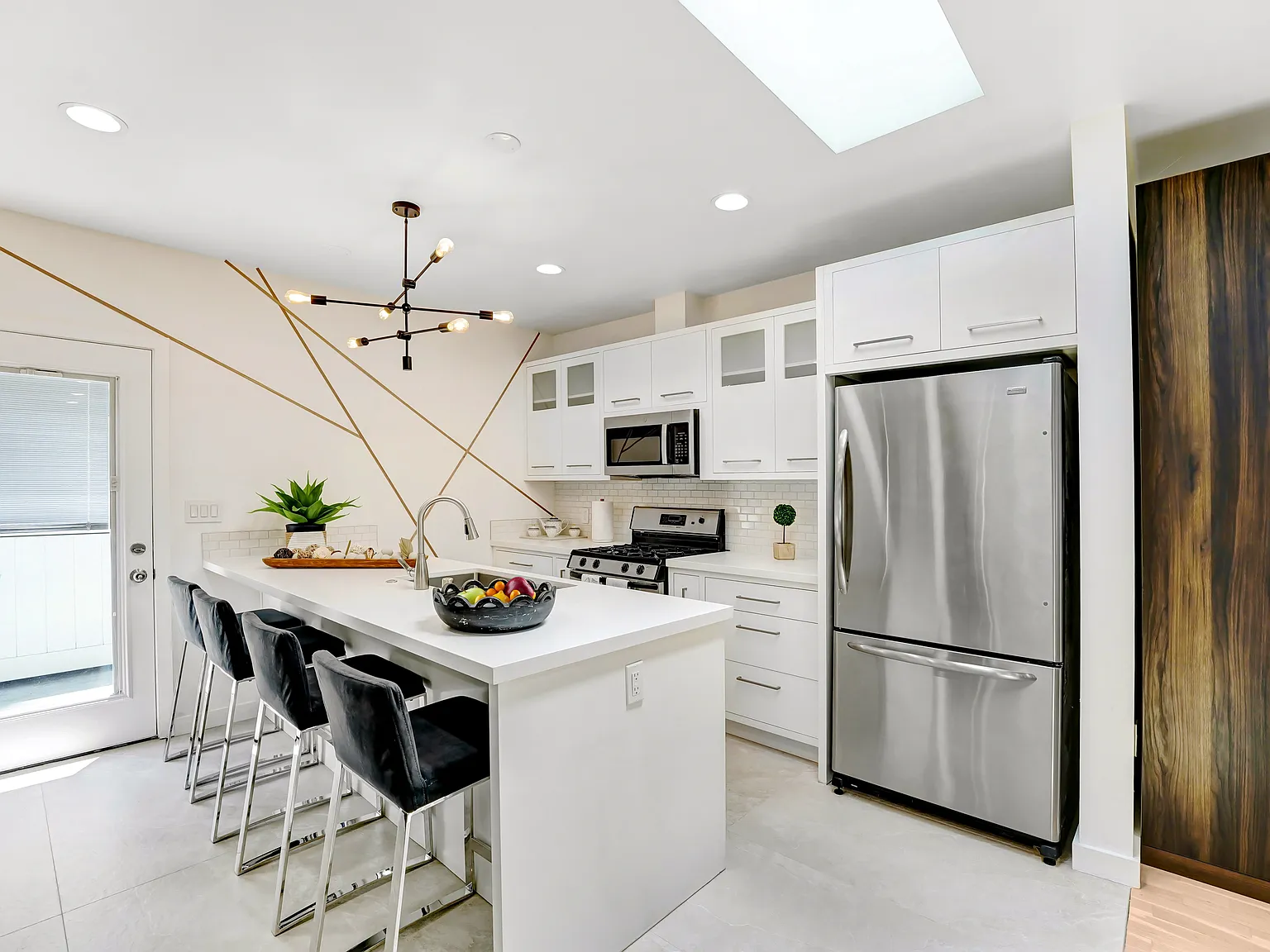 15720 Vose St — Photo 3