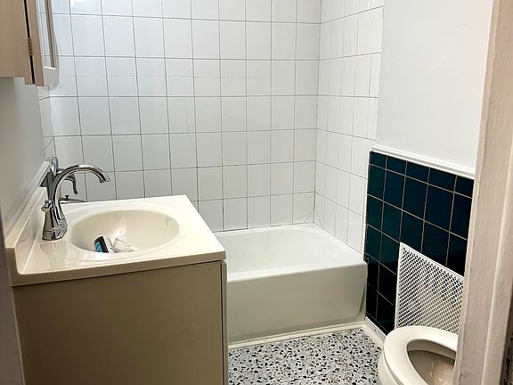 5th image of 428 New Market Rd #1