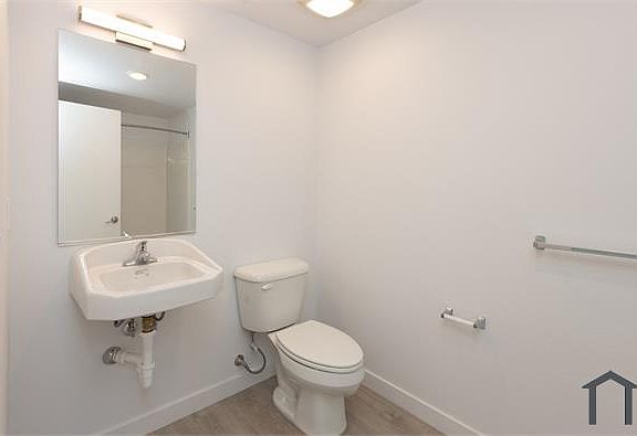 5th image of 10705 Avalon Blvd