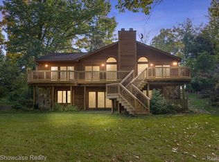 4055 N Vanstone Dr, Commerce Township, MI