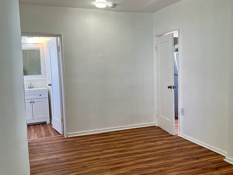 264 S Coronado St #B — Photo 9