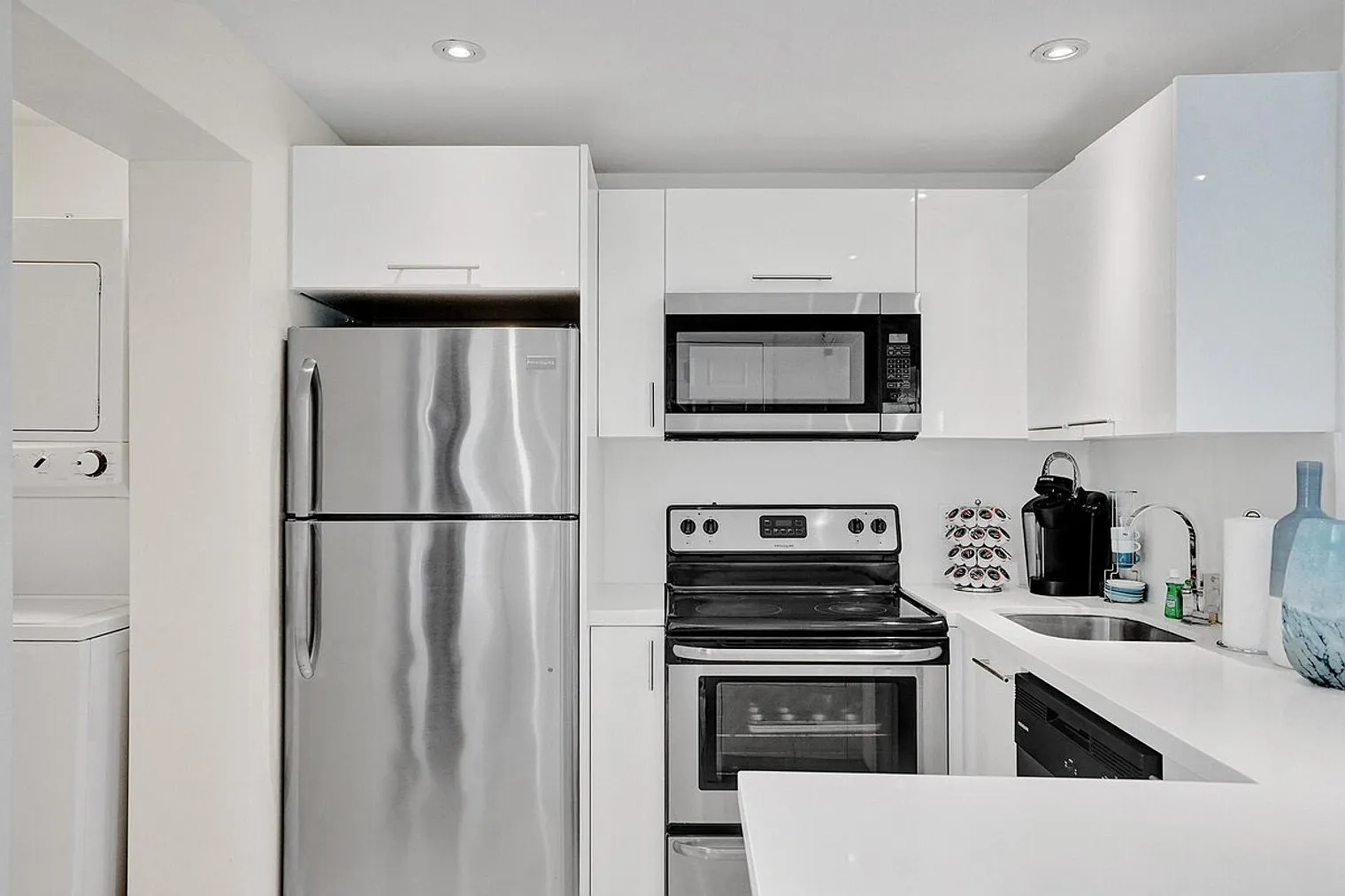 2 bed, 2.0 bath, 1076 sqft, $8,166 — Photo 4