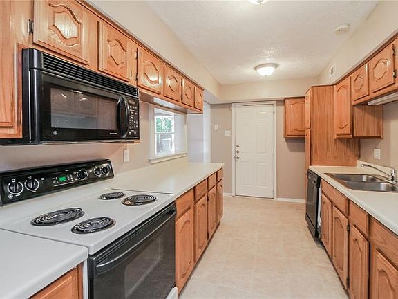 3rd image of 1219 Briarwood Dr