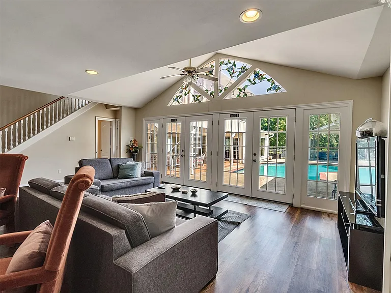 8402 Matthews Ln — Photo 21