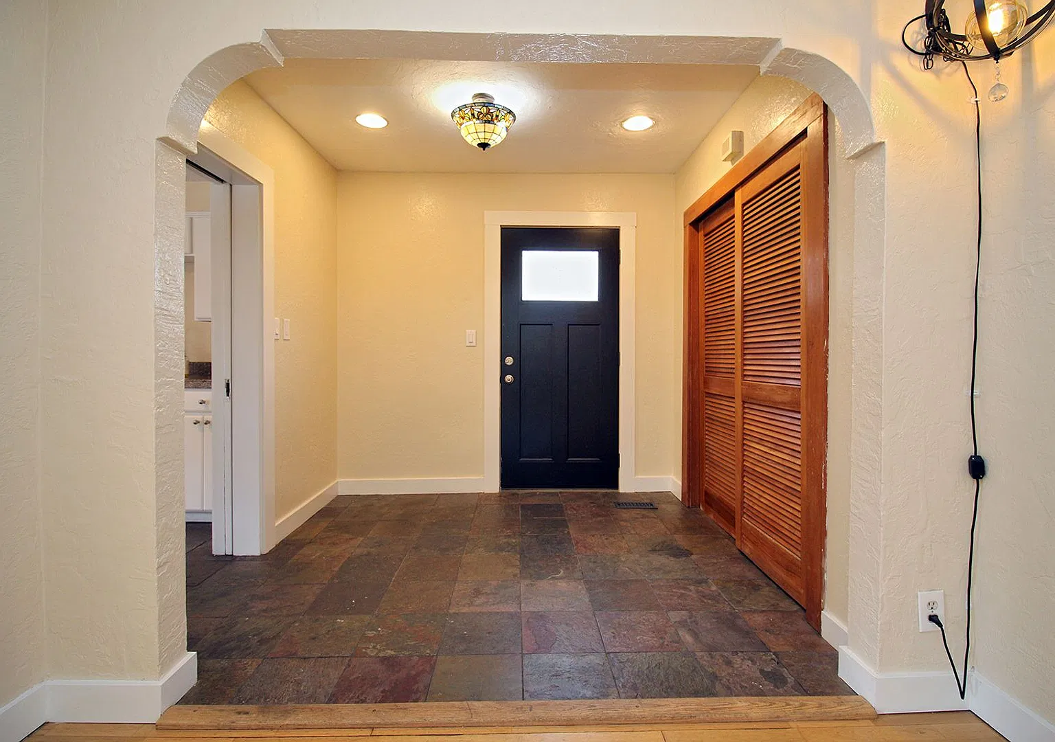 Remodeled 3 Bedroom Burlingame Cottage with Gorgeous Yard — Photo 3