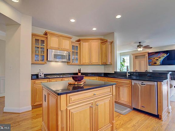 3rd image of 7690 Oak Field Ct