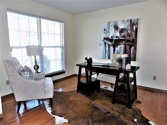 4th image of 537 Emmanuel Ct