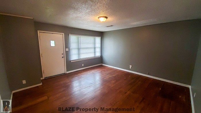 1st image of 2030 Oak Dr