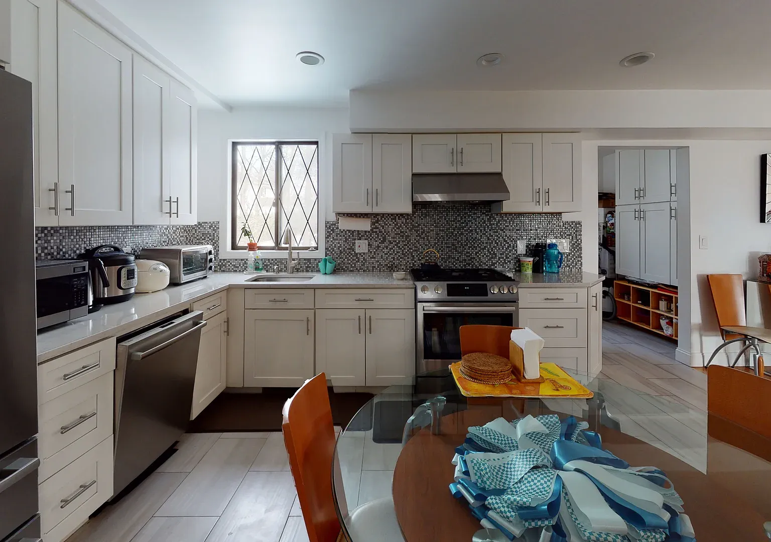 4 bed, 2.5 bath, 2000 sqft, $5,250 — Photo 1