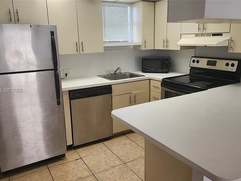 8290 Lake Dr #405 — Photo 1
