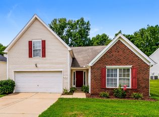 826 Red Oak Tree Dr, Fuquay Varina, NC 27526