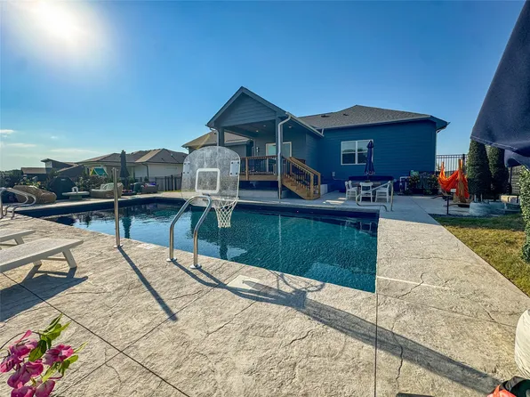 17763 Valley View Dr, Clive, IA 50325