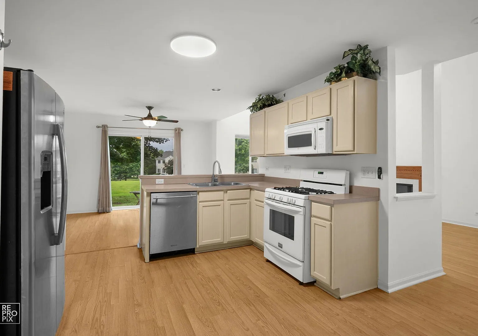 3 bed, 2.5 bath, 1465 sqft, $2,350 — Photo 3