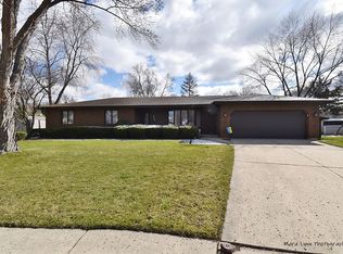 809 Hiawatha Ct, Elgin, IL 60120