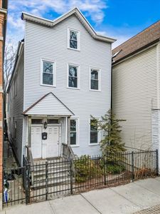2102 W Roscoe St, Chicago, IL, 60618