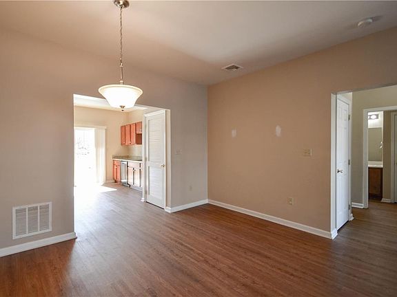 4th image of 242 Huntington Ln