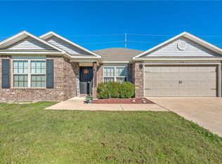 1540 Edinburgh Dr, Centerton, AR 72719