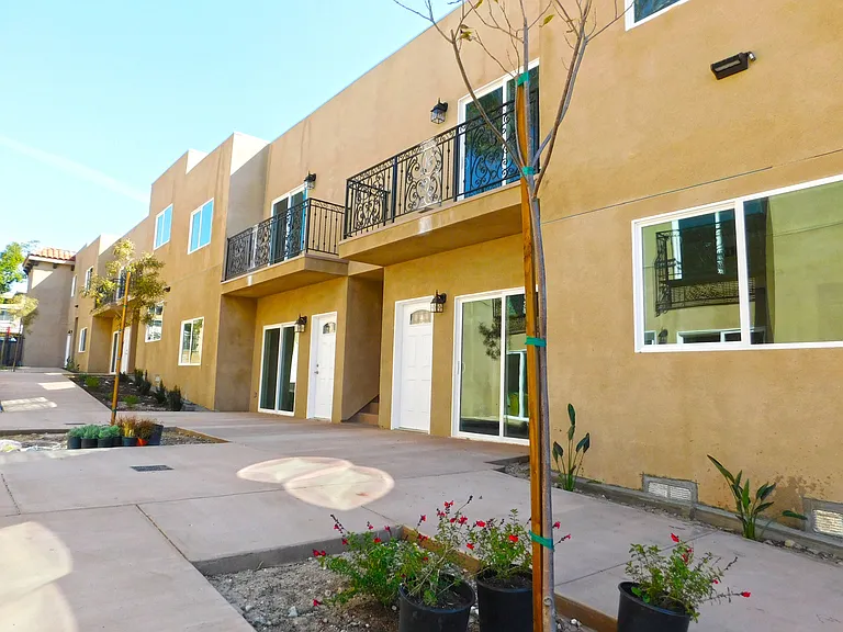 10211-10215 Tujunga Canyon Blvd — Photo 9