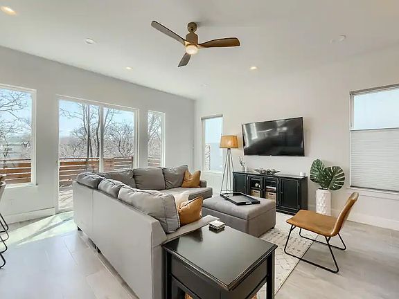 Spacious, light filled living / dining area