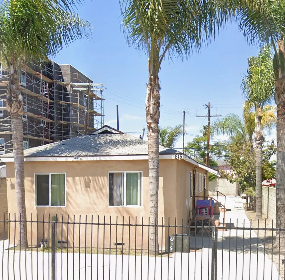 3 bed, 800 sqft, $2,700 — Photo 3